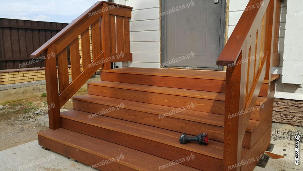 Перила и лестница из террасной доски лиственница