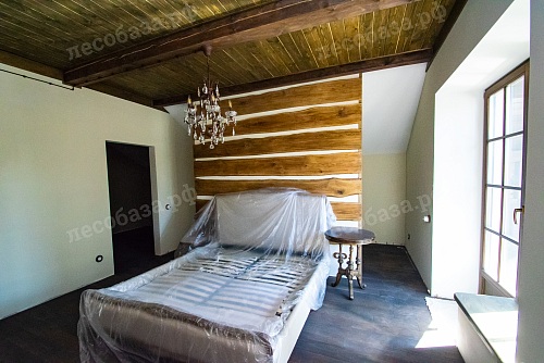 Спальня с деревянным панно