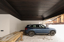 Объект "КП Лисичкин лес" — Облицовка гаражного комплекса планкеном из лиственницы и имитацией бруса из кедра