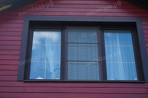 Крашенный в цеху планкен также используется на доборы и наличники окна