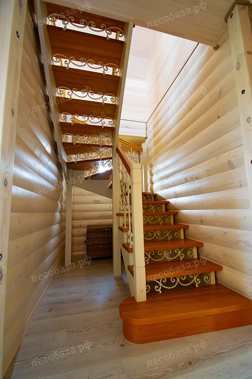Межэтажная лестница изготовленная в столярном цехе "Лесобаза.рф"