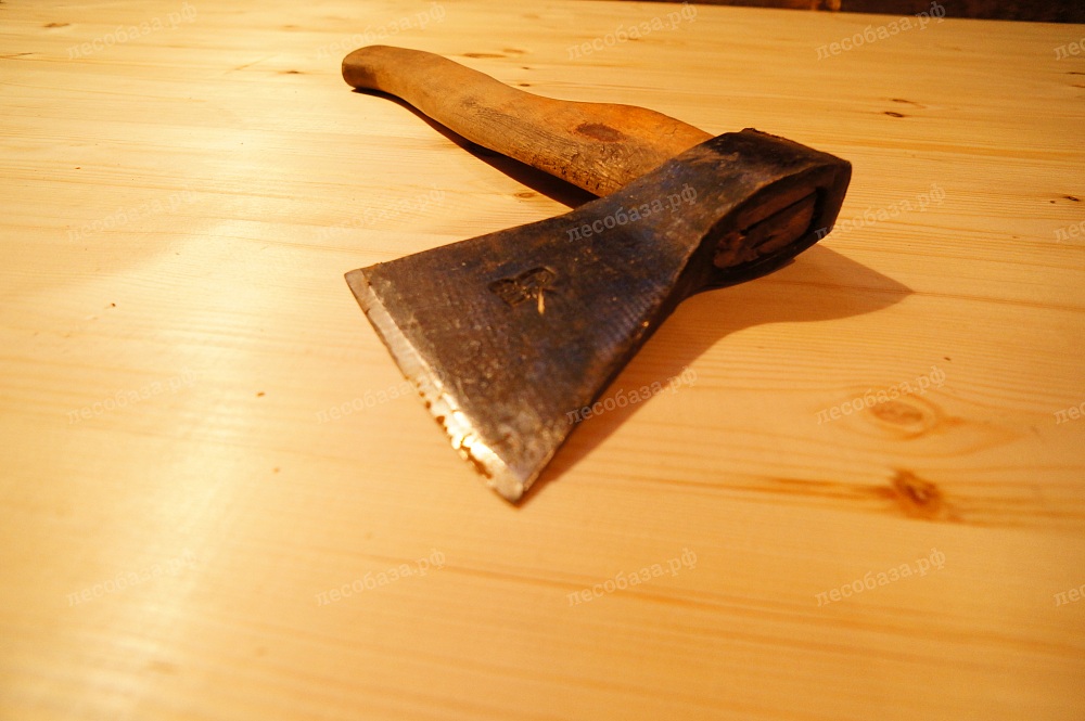 топор часто необходимый инструмент для подрезки или поджимания половой доски