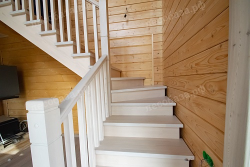 Белая деревянная лестница 