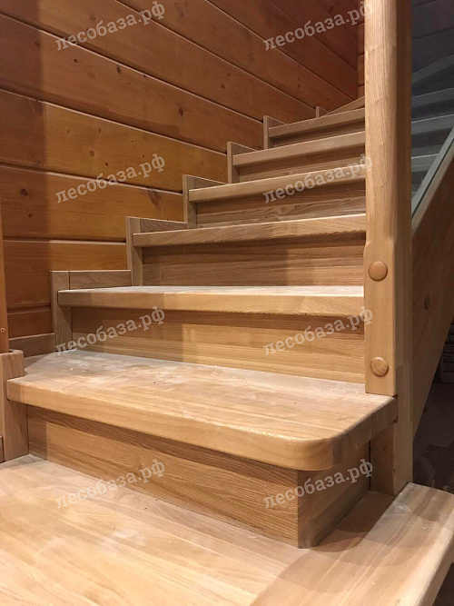 Деревянная удобная лестница