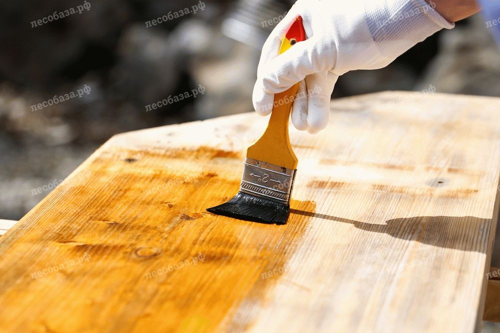 Нанесение антисептика на деревянную поверхность