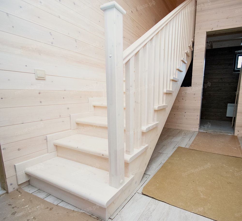 Лестница из сосны в сорте АВ сделанная в столярном цеху "Лесобаза"