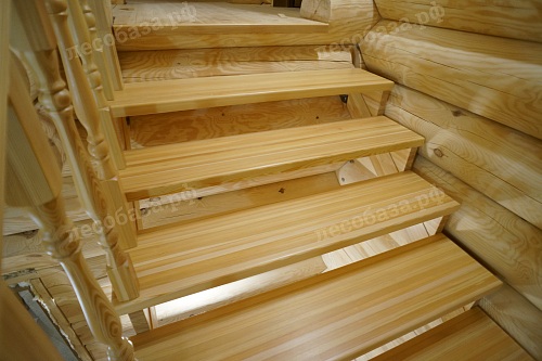 лестница на косоурах в деревянном доме