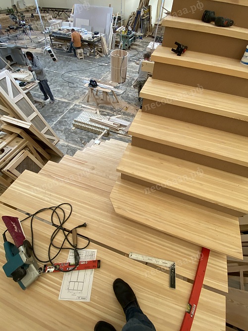 Изготовление лестниц из мебельного щита под заказ 