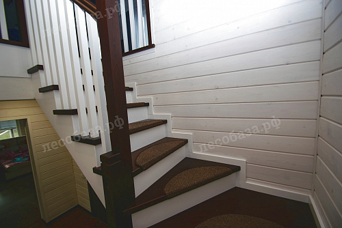 Лестница деревянная на второй этаж в частном доме