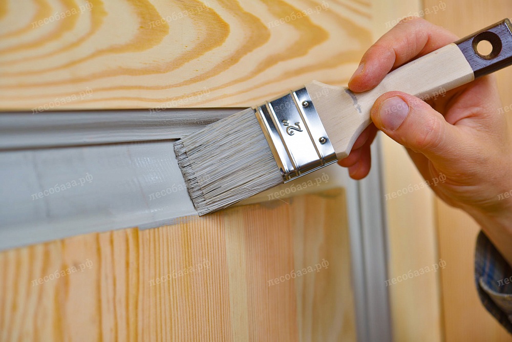 Как покрасить деревянную дверь лаком