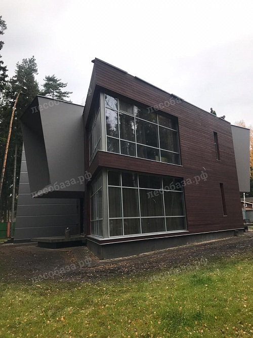 Панорамный вид из окон дома с комбинированным фасадом