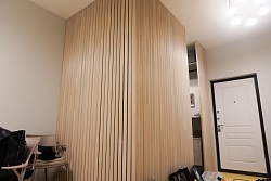 Декоративная перегородка из реек массива для зонирования гардеробной комнаты