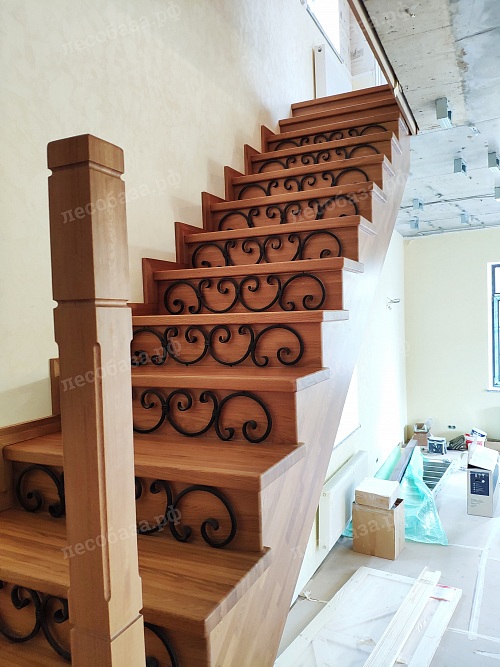 Кованные элементы деревянной лестницы из дуба