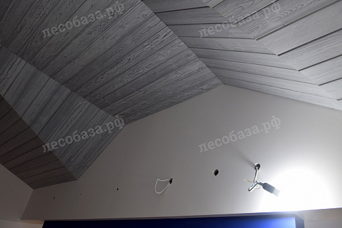 Потолок отделанный вагонкой из ангарской сосны