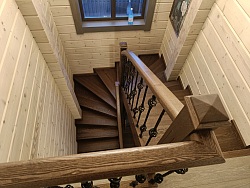 Объект «РузаФамили Парк» — Лестница из дуба с гнутоклееными поручнями и тетивами и кованными балясинами