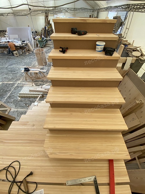 Купить деревянную лестницы по индивидуальному проекту 