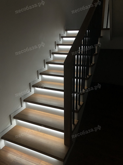 светильники на лестнице из дуба