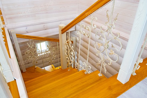Дубовая лестница с кованными деталями