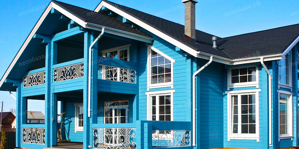 Деревянный дом в ярко-голубом цвете
