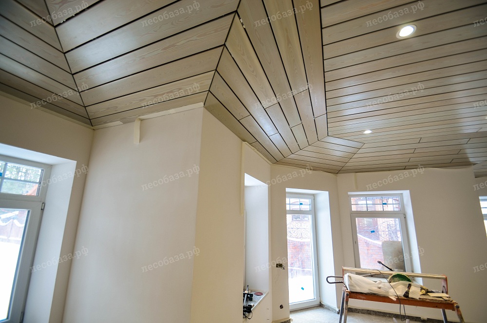 монтаж прямого планкена из лиственницы на потолок