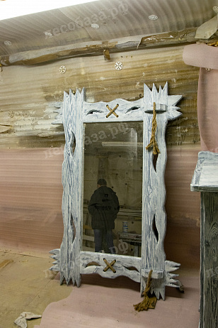 Подвесное зеркало в деревянной раме