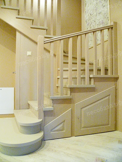 Межэтажная деревянная лестница со шкафчиками