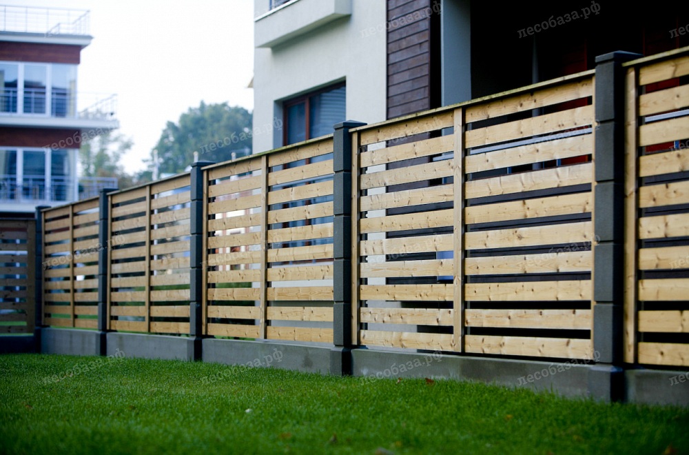 Современный забор ограждение из деревянного штакетника