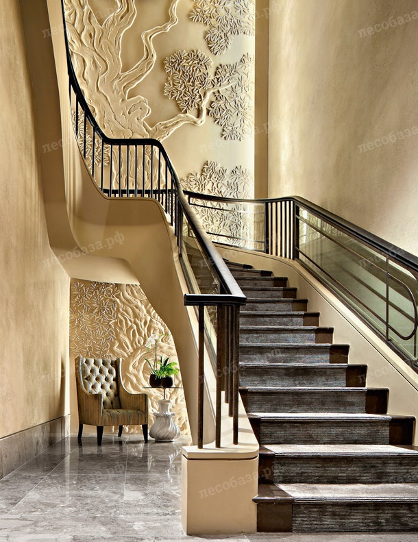 В интерьере вокруг лестницы заложены барельефы до верхних этажей