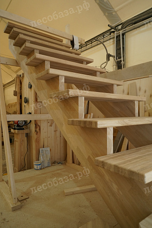 Изготовление деревянных лестниц под заказ