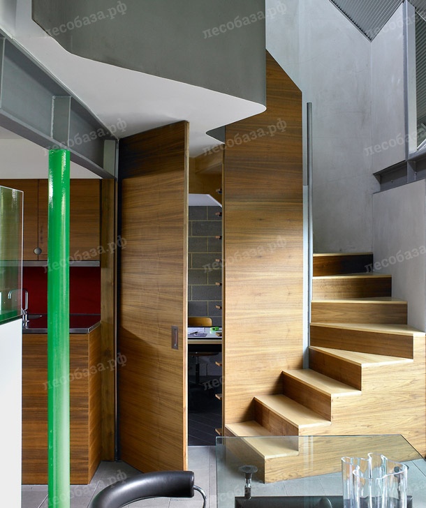 Деревянная лестница гармонично вписывается в серый цвет стен