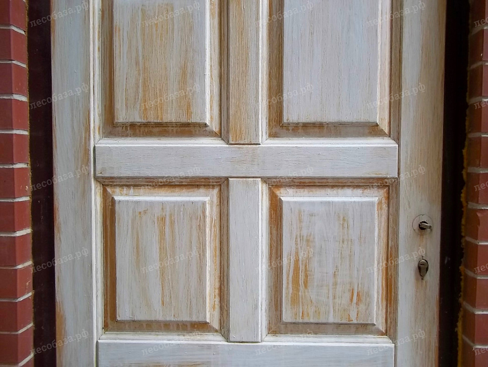 Патинированная деревянная дверь