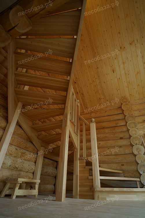 Лестница деревянная в доме из бревна