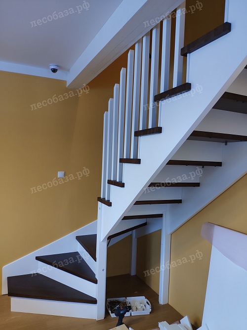 Лестница под заказ из ясеня и лиственницы