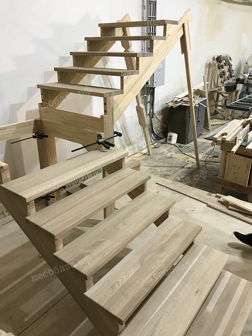 Изготовление деревянных лестниц под заказ