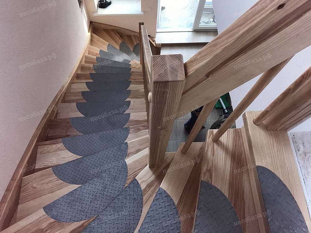 Деревянная лестница с прорезиненными накладками