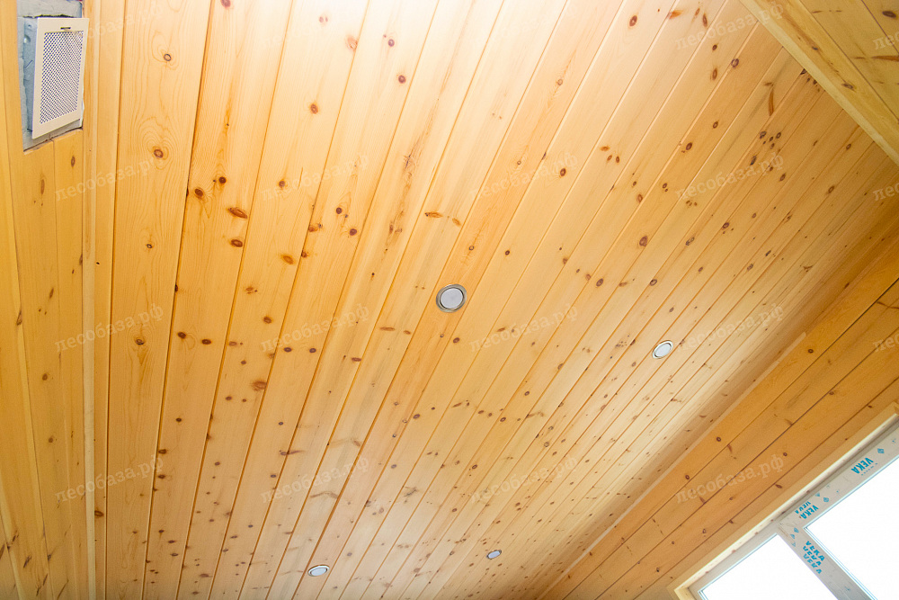 Потолок из косого кедрового планкена выраженными сучками