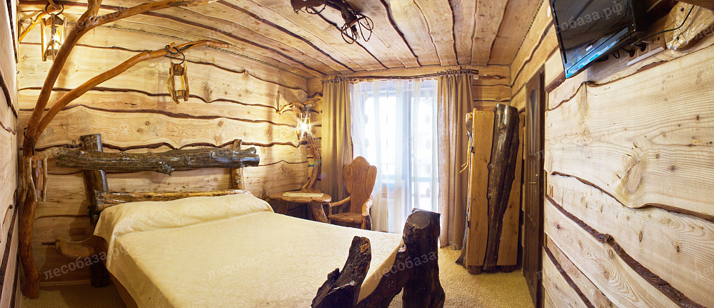 Необрезная сухоя строганная доска на стенах в спальне в стиле "охотничий домик"
