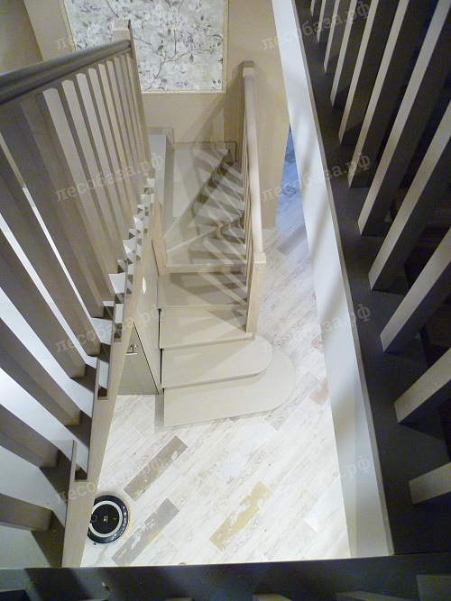 Межэтажная лестница вид со второго этажа