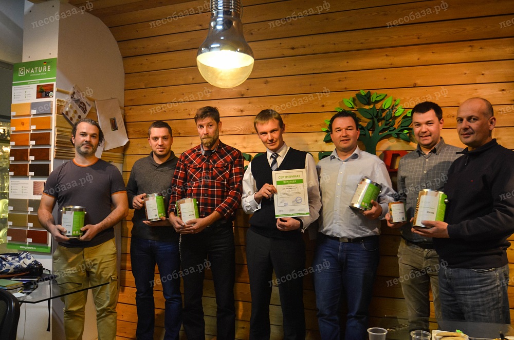 Руководители компании Bio Pin и GNature вручают сертификат сотрудникам Лесобаза.рф