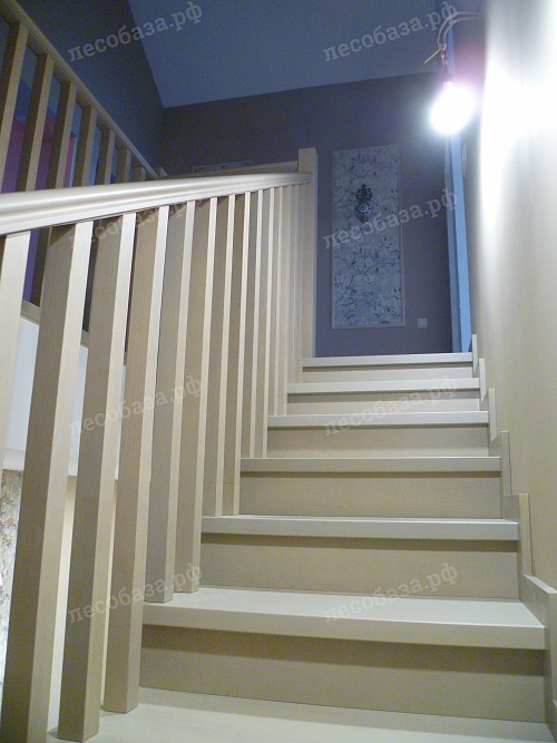 Комбинация сосны и лиственницы в деталях лестницы
