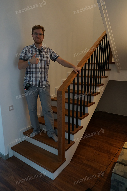 Архитектор Павел Усманов на лестнице
