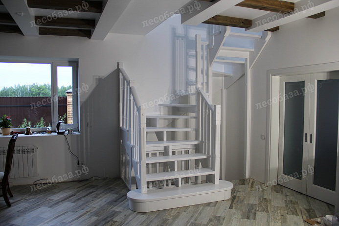 Общий вид белой лестницы из дерева в доме