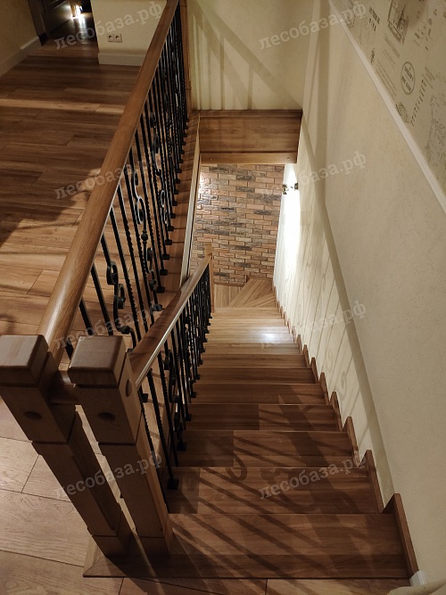 лестница со ступенями из дуба