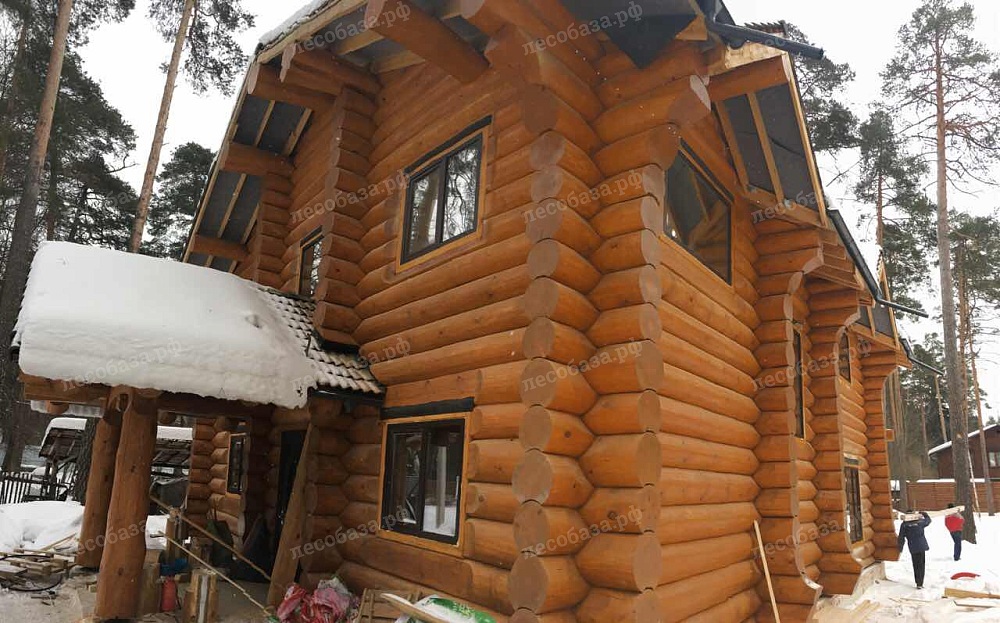 Рубленый дом из соснового бревна