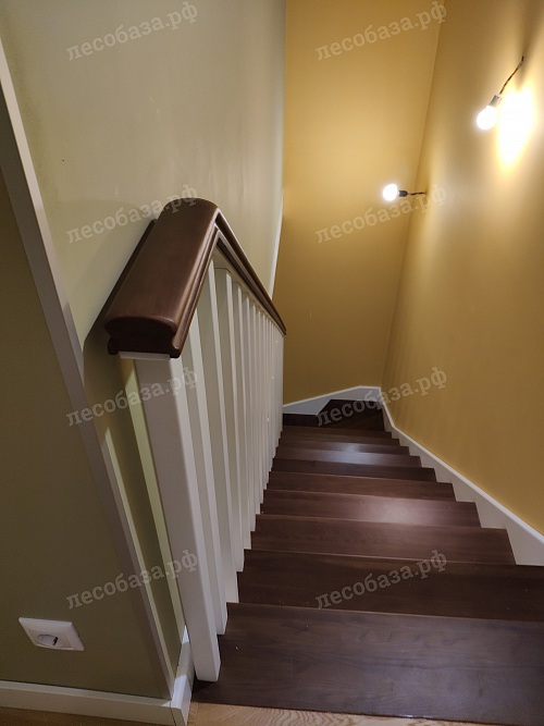 Межэтажная лестница из ясеня