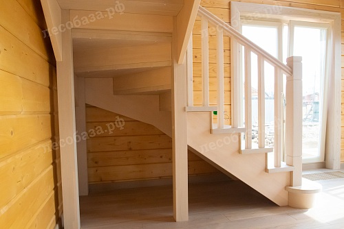 Межэтажная лестница из сосны и лиственницы