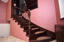 Объект "СНТ Север" — межэтажная лестница из ясеня на металлокаркасе с забежными ступенями и кованными балясинами