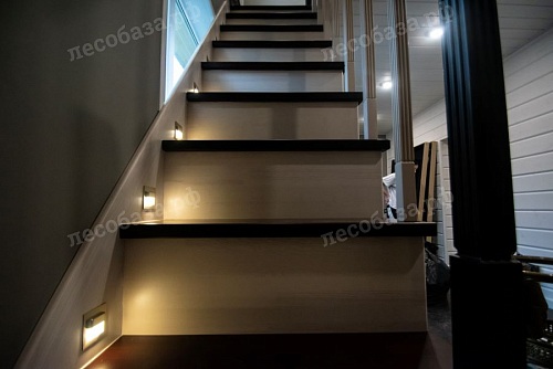 Светлая лестница в доме