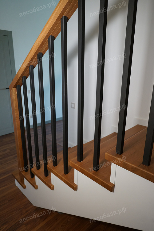 металлические черные балясины на лестнице изи дуба