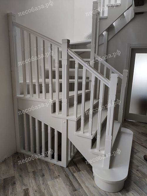 Поручень деревянной белой лестницы